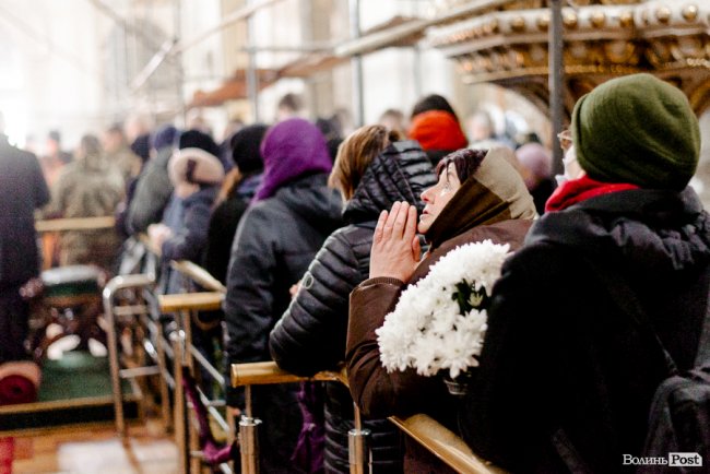 «Їх ми з честю поховаємо, а завтра підемо в бій»: Луцьк попрощався з воїнами Павлом Хомиком та Віктором Коханюком