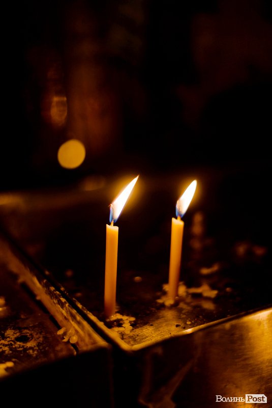 «Їх ми з честю поховаємо, а завтра підемо в бій»: Луцьк попрощався з воїнами Павлом Хомиком та Віктором Коханюком