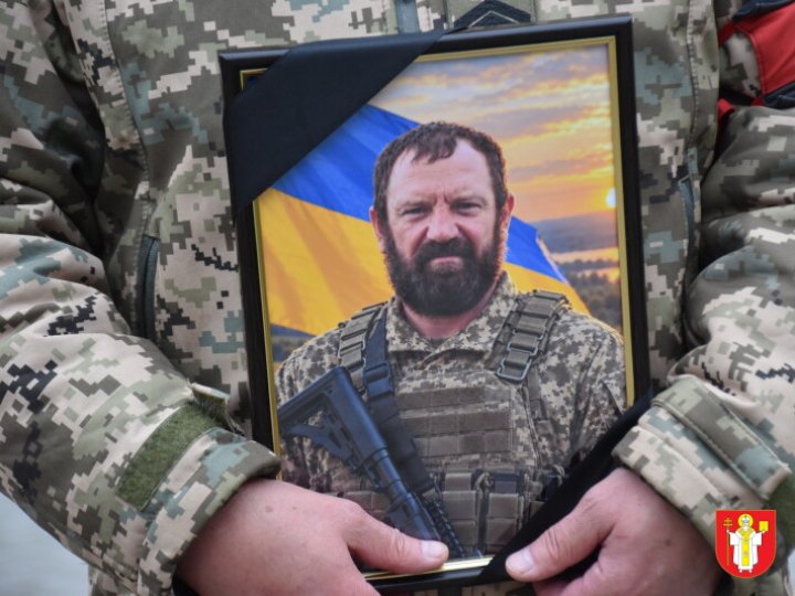 Возив на фронт авто та ремонтував їх: у Луцьку попрощалися з воїном та волонтером Володимиром Тарановичем
