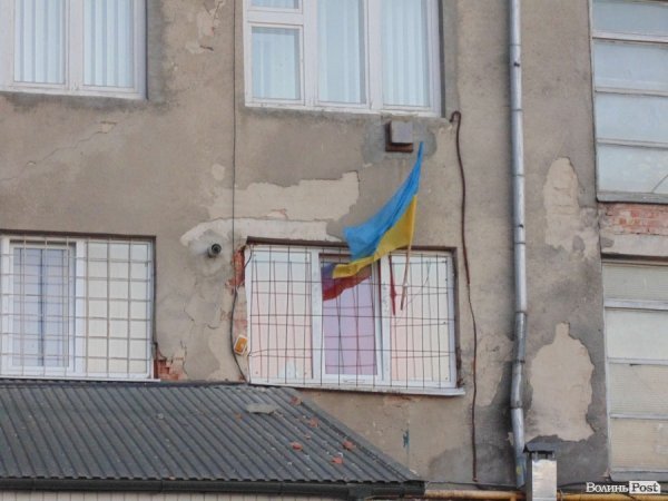 У Луцьку комуністи прийшли відбирати в «Чорного блоку» офіс