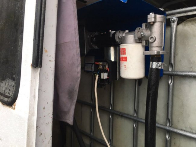 На волинському пункті пропуску затримали два автомобілі з 6 тоннами дизпалива. ФОТО