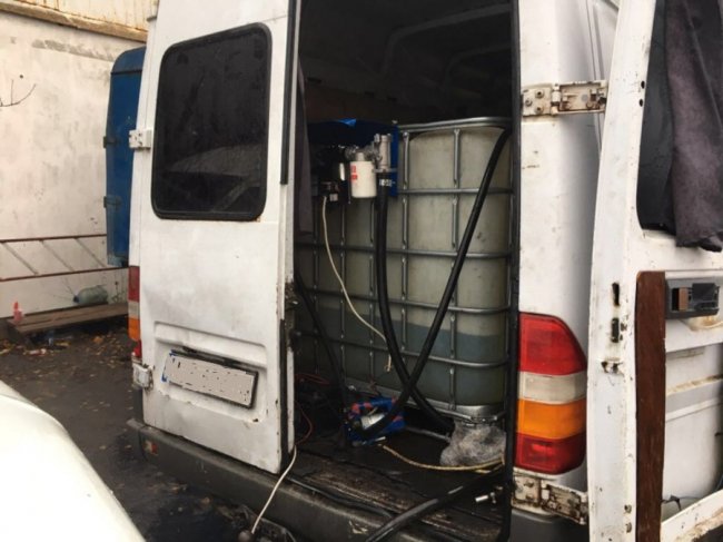 На волинському пункті пропуску затримали два автомобілі з 6 тоннами дизпалива. ФОТО