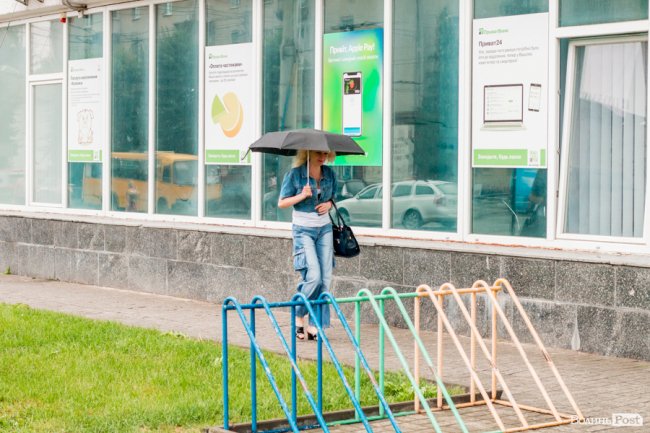 Парасольки і калюжі: дощовий день у Луцьку. ФОТО