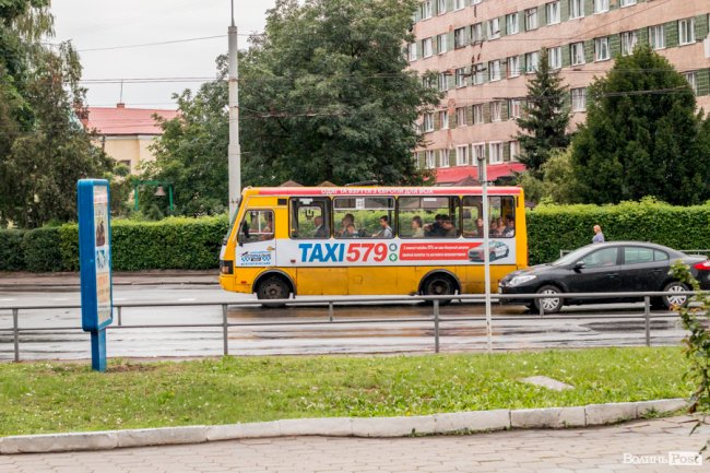 Парасольки і калюжі: дощовий день у Луцьку. ФОТО