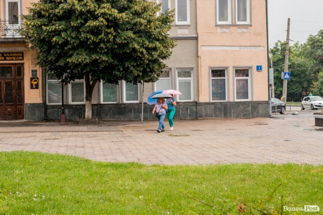 Парасольки і калюжі: дощовий день у Луцьку. ФОТО