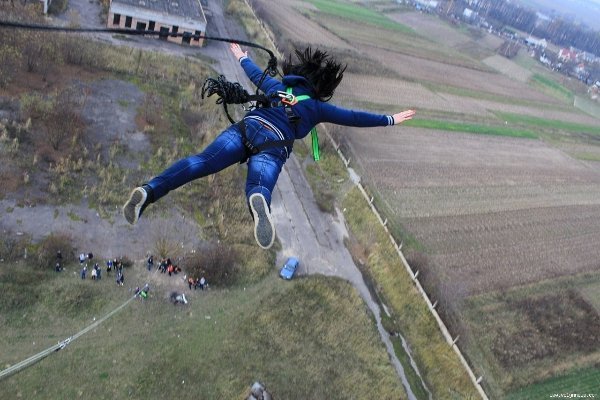 У Луцьку бурят стрибнув з труби заввишки понад 50 метрів. ФОТО