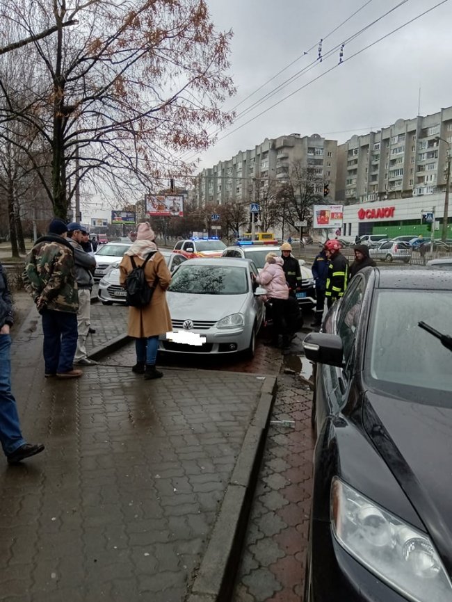 У Луцьку визволяють з автівки 3-річну дитину. ОНОВЛЕНО 