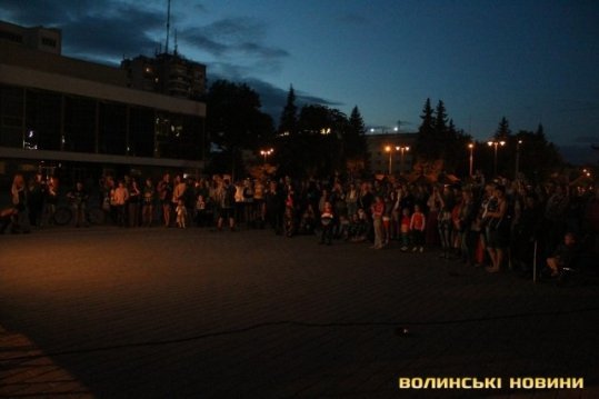 У Луцьку майстри вогню та тіней збирали гроші для військових. ФОТО. ВІДЕО