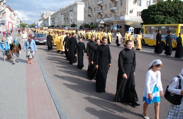 Луцьком хресною ходою пройшли священики. ФОТО