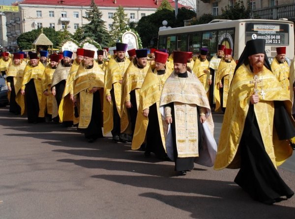 Луцьком хресною ходою пройшли священики. ФОТО