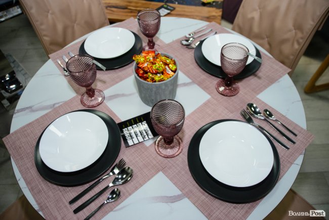 Зі знижками та цінними подарунками: у Луцьку грандіозно відкрилий шоурум меблів і декору «МакКо»*