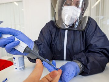 В лабораторії у Луцьку аналіз на наявність антитіл до COVID-19 можна зробити за 95 гривень