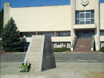 У Луцьку замість бетонного постаменту біля РАЦСу просять посадити троянди