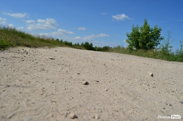 Бічна дорога до ставка в Боголюбах