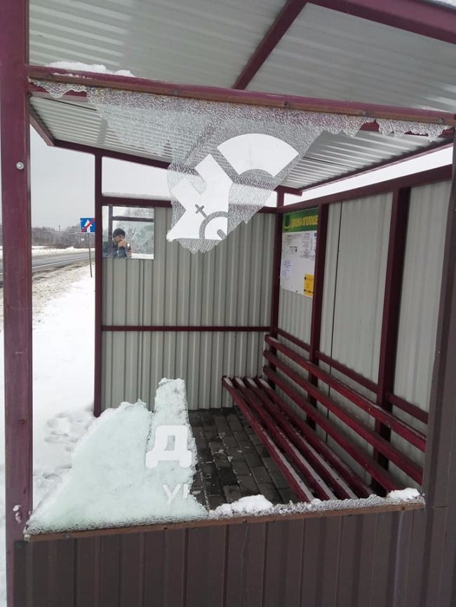 «Одні будують, другі руйнують»: на Волині зруйнували зупинку