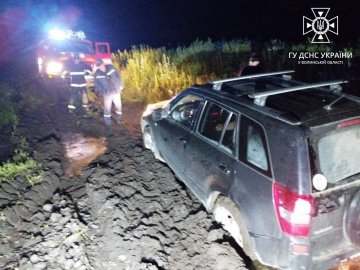 На Волині автівка загрузла у болоті, у  якій перебувала вагітна жінка з двома дітьми 