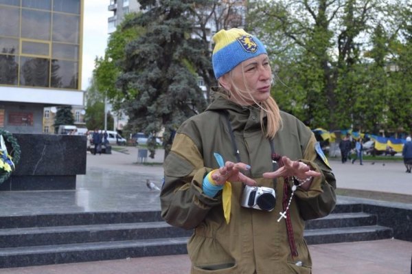 На Театральному майдані Луцька відбувається акція єднання «Велика українська хода». ФОТО