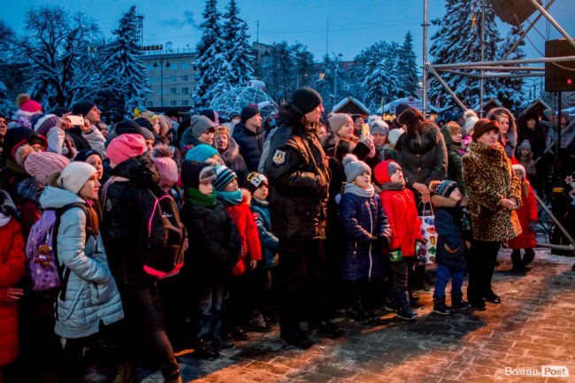 У Луцьку урочисто засвітили головну ялинку міста. ФОТО