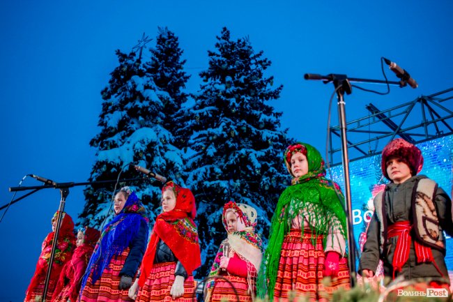 У Луцьку урочисто засвітили головну ялинку міста. ФОТО