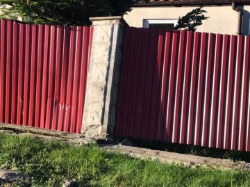 Нововолинськ: авто знесло паркан