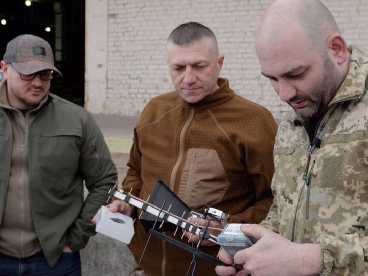 Бійці 413 полку «Рейд» СБС отримали від волонтерів комплектуючі для дронів та генератори