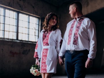 Шлюбні вишиванки замість обмундирування: на Волині побралася пара військових 