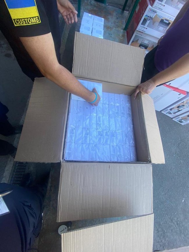 Через «Устилуг» волинянин хотів незаконно ввезти техніку Apple вартістю 450 тисяч. ФОТО