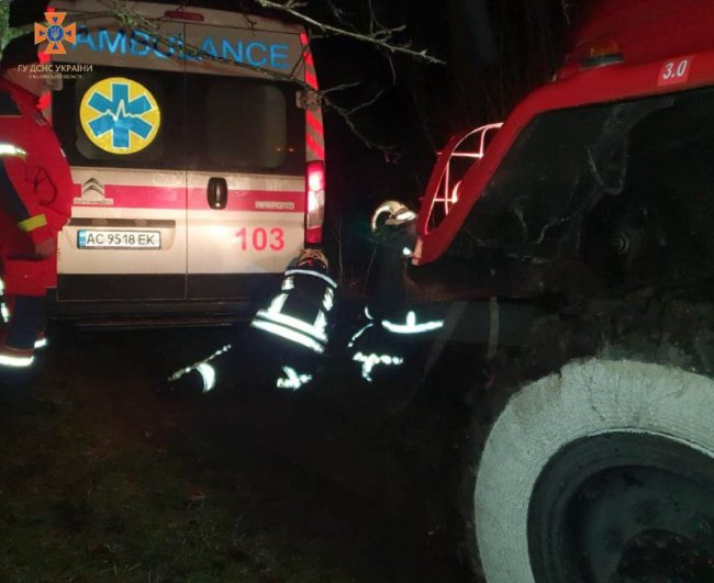 На Волині вночі застрягла «швидка», яка поверталась з виклику. ФОТО