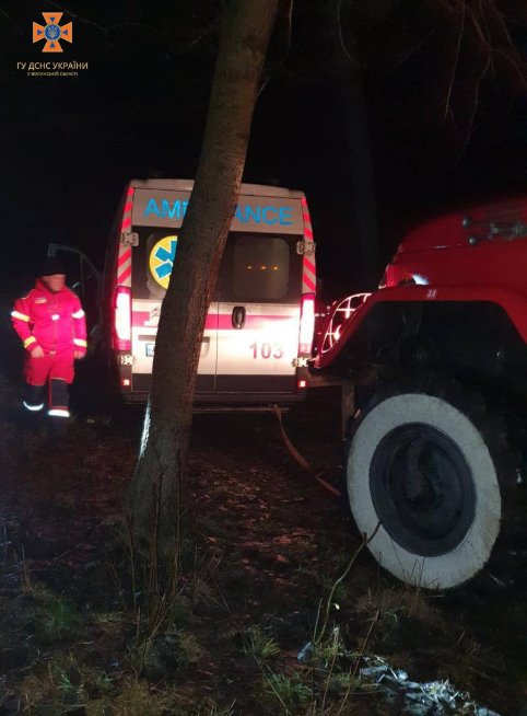 На Волині вночі застрягла «швидка», яка поверталась з виклику. ФОТО