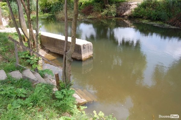 Тиха місцина для відпочинку напроти дамби