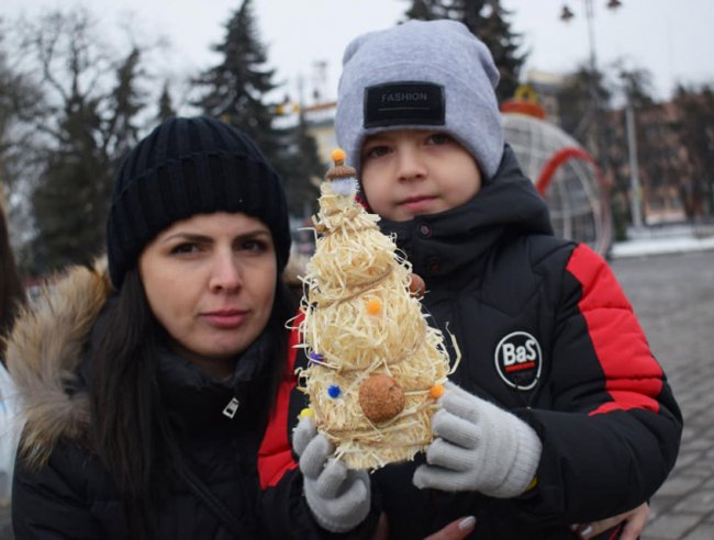 У центрі Луцька гвардійці дарували перехожим ялинки