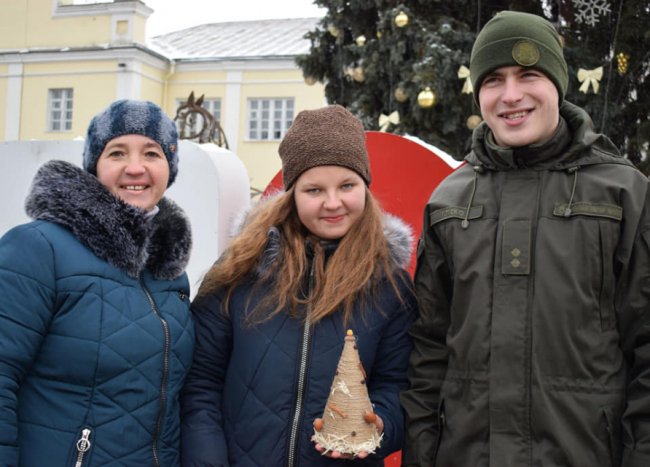 У центрі Луцька гвардійці дарували перехожим ялинки