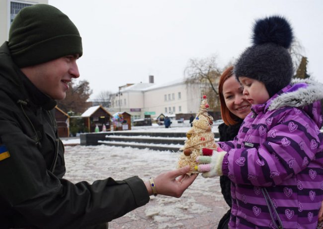 У центрі Луцька гвардійці дарували перехожим ялинки