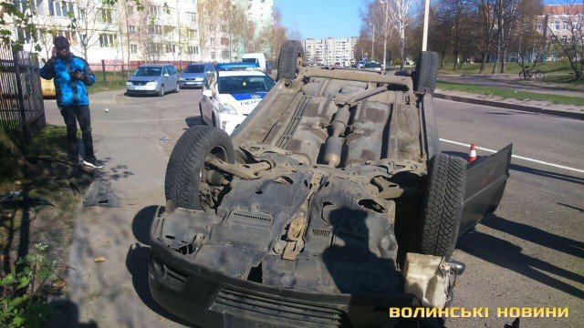 На Чорновола у Луцьку автівка врізалася в дерево і перекинулася на дах: водійка – в лікарні