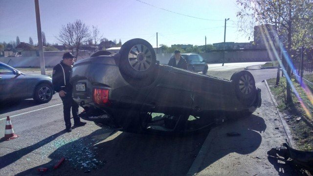 На Чорновола у Луцьку автівка врізалася в дерево і перекинулася на дах: водійка – в лікарні