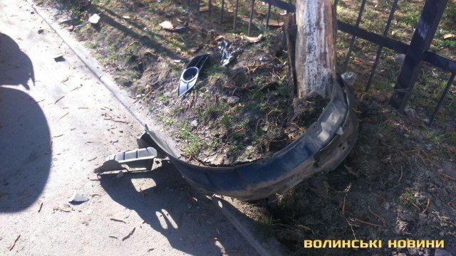 На Чорновола у Луцьку автівка врізалася в дерево і перекинулася на дах: водійка – в лікарні