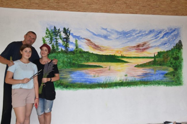 Переселенець з Донеччини розмалював зупинку у волинському селі. ФОТО