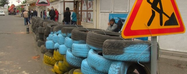 На Старому ринку підприємці збудували барикади із шин. ФОТО. ВІДЕО