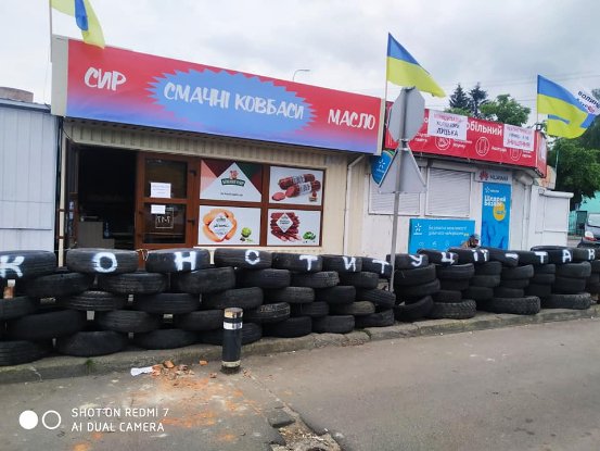 На Старому ринку підприємці збудували барикади із шин. ФОТО. ВІДЕО