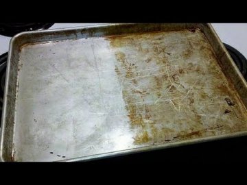 Як очистити деко від жиру і пригорілої їжі?*