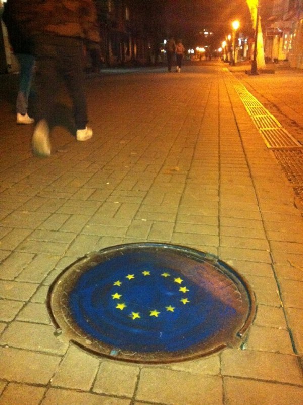 Луцькі люки стали прапорами Європи. ФОТО