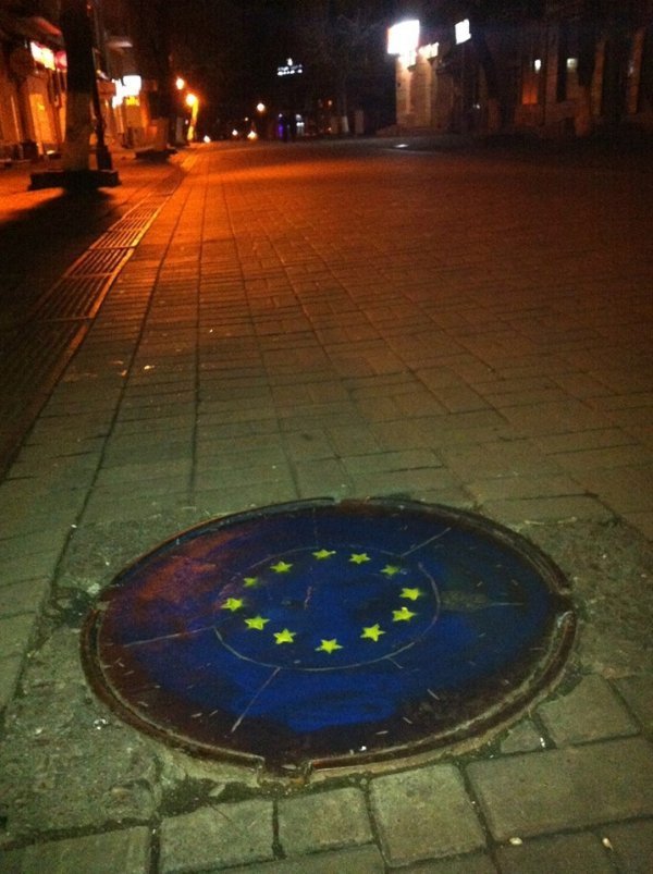 Луцькі люки стали прапорами Європи. ФОТО