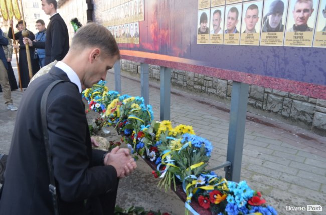 Із квітами та на колінах: у Луцьку вшанували полеглих захисників. ФОТО