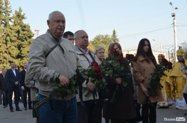 Із квітами та на колінах: у Луцьку вшанували полеглих захисників. ФОТО