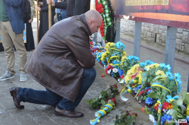 Із квітами та на колінах: у Луцьку вшанували полеглих захисників. ФОТО