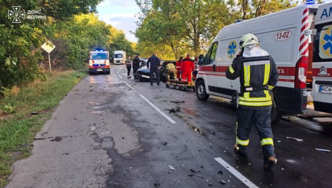 На Волині рятувальники деблокували водія з понівеченого авто