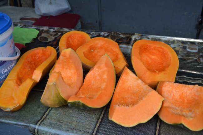 Гарбузи, журавлина та обліпиха: скільки на луцькому ринку коштують дари осені