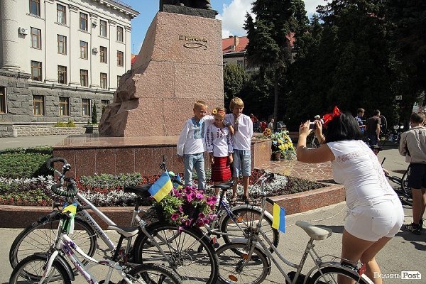 Масовий велопробіг до Дня Незалежності в Луцьку. ФОТО