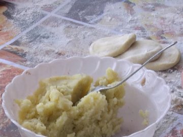 Господині з Угринова  готують вареники для українських воїнів. ВІДЕО 