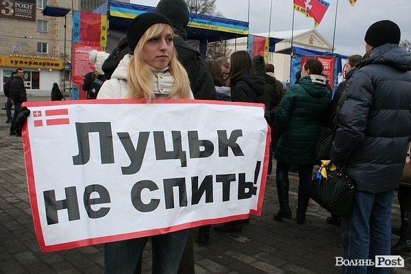 У центрі Луцька збираються люди. ФОТО